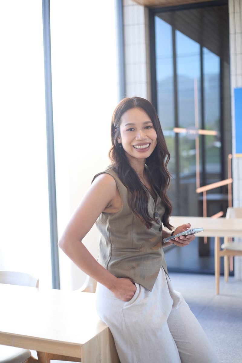 Fon Ward, SEO consultant for hair salons at Search Studio, standing by a sunny cafe window